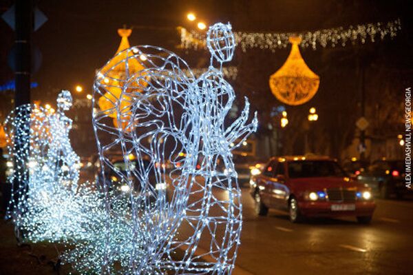 Новогодние украшения на проспекте Руставели. На то, чтобы украсить город под Новый год, мэрия Тбилиси выделила около полутора миллионов долларов. - Sputnik Грузия
