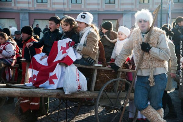 Среди участников театрализованного шествия - ангелы и пастухи, возвестившие о рождении Христа. - Sputnik Грузия