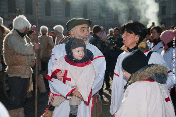 Участники шествия собирают подарки для неимущих. В этот день сотни горожан выходят на улицы и приносят свои дары.  - Sputnik Грузия