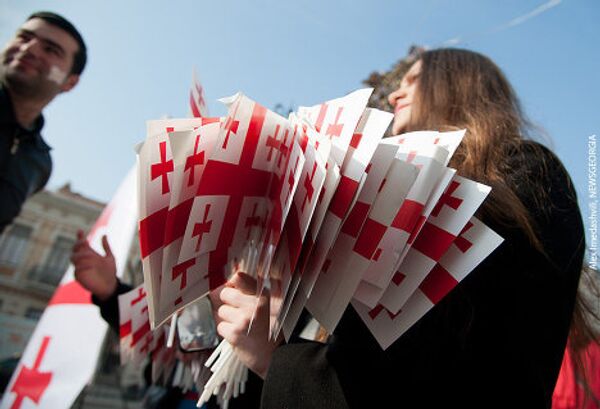 Представители грузинской молодежи 14 января – в День государственного флага Грузии, провели в центре Тбилиси акцию, выступив с инициативой учредить соответствующий государственный праздник и объявить этот день выходным. Участники субботней акции – представители молодежного «Единого нацдвижения» и «Клуба друзей Америки» поздравляли с праздником как прохожих, так и автолюбителей, вручая всем проходящим и проезжающим мимо грузинские флаги. На площади Марджанишвили был установлен большой баннер с изображением грузинского флага, на фоне которого мог сфотографироваться любой желающий. Участники акции также предлагали всем прохожим нанести на их лица изображения грузинского флага специальной краской. - Sputnik Грузия