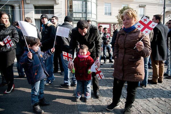 Представители грузинской молодежи 14 января – в День государственного флага Грузии, провели в центре Тбилиси акцию, выступив с инициативой учредить соответствующий государственный праздник и объявить этот день выходным. Участники субботней акции – представители молодежного «Единого нацдвижения» и «Клуба друзей Америки» поздравляли с праздником как прохожих, так и автолюбителей, вручая всем проходящим и проезжающим мимо грузинские флаги. На площади Марджанишвили был установлен большой баннер с изображением грузинского флага, на фоне которого мог сфотографироваться любой желающий. Участники акции также предлагали всем прохожим нанести на их лица изображения грузинского флага специальной краской. - Sputnik Грузия