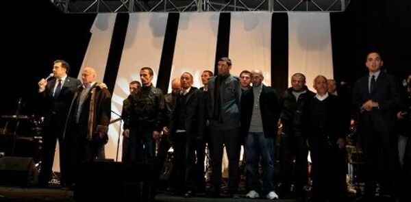 После церемонии награждения, Михаил Саакашвили и освобожденные грузинские моряки побывали на концерте в Батуми, организованном в честь спасения граждан Грузии из пиратского плена. - Sputnik Грузия
