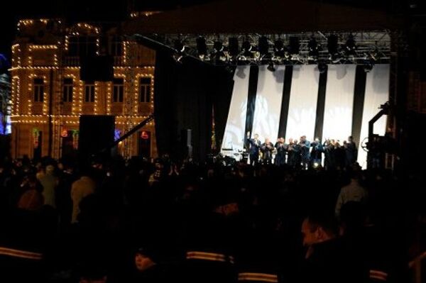 После церемонии награждения, Михаил Саакашвили и освобожденные грузинские моряки побывали на концерте в Батуми, организованном в честь спасения граждан Грузии из пиратского плена. - Sputnik Грузия