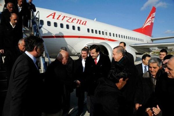 Президент Грузии Михаил Саакашвили и премьер-министр Турции Таип Реджеп Эрдоган 13 января в Стамбуле встретили самолет грузинской авиакомпании Аирзена, который доставил из Кении 15 грузинских и трех турецких моряков, освобожденных из пиратского плена в Сомали. - Sputnik Грузия