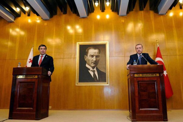 Михаил Саакашвили и Таип Реджеп Эрдоган выступают перед освобожденными моряками, поздравляя их с освобождением. Стамбул. - Sputnik Грузия