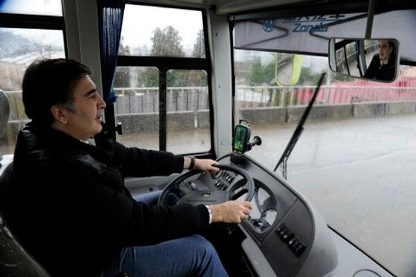 Михаил Саакашвили - за рулем одного из автобусов, доставивших семьи беженцев к новому месту проживания.  - Sputnik Грузия