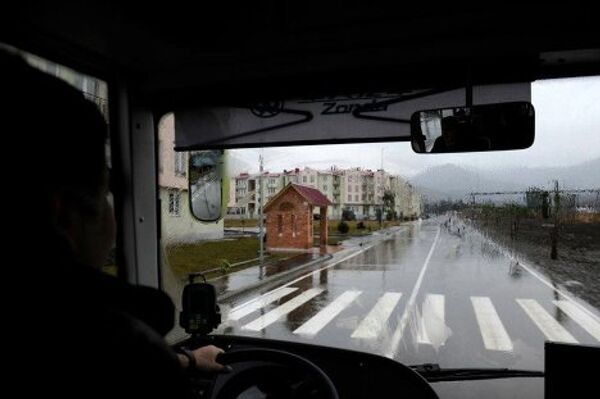 Михаил Саакашвили - за рулем одного из автобусов, доставивших семьи беженцев к новому месту проживания.  - Sputnik Грузия