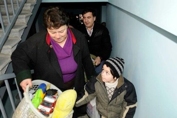 Михаил Саакашвили помог также беженцам перенести их вещи в новые квартиры. - Sputnik Грузия