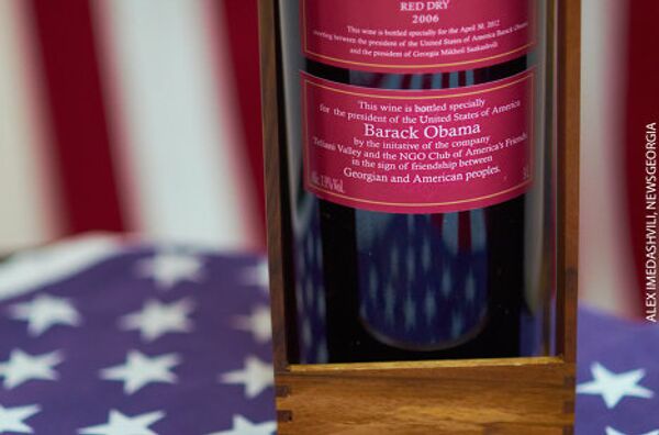 Глава клуба напомнил, что ранее, когда в Грузию в июле 2009 года приезжал вице-президент США Джо Байден, «Клуб Друзей Америки» подарил ему красное вино «Саперави» и этот факт освещали американские телеканалы.  - Sputnik Грузия