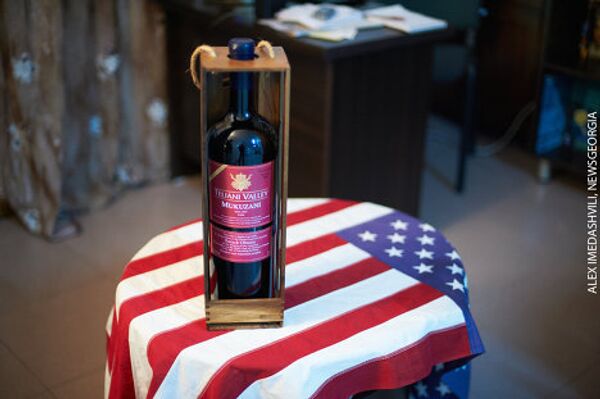 Грузинский «Клуб Друзей Америки» направил в подарок президенту США Бараку Обаме грузинское красное вино «Мукузани». - Sputnik Грузия