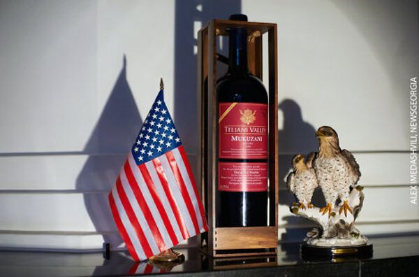 «Сорт вина нами был выбран специально – это красное сухое вино  «Мукузани» производства Teliani Valley, которое в 2010 году победило на конкурсе вин в США, и про него писали в американской прессе», сообщил глава «Клуба Друзей Америки». - Sputnik Грузия