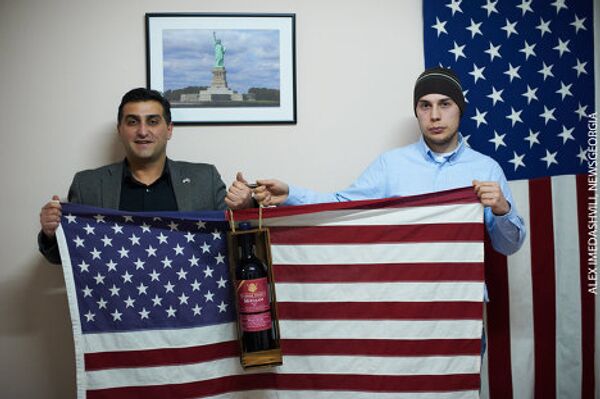 «Мы направляем наш дар в знак дружбы между грузинским и американским народами.  Также наш шаг направлен на популяризацию грузинских вин в США, и очень хорошо, что  такой символический подарок - грузинское вино, появится в Белом доме», - сказал Зукакишвили. - Sputnik Грузия