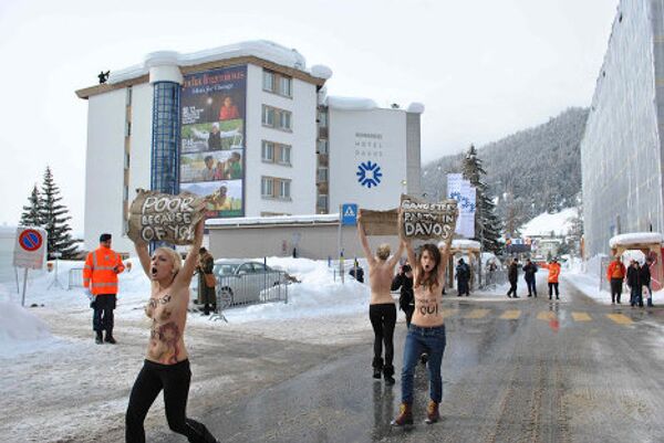 Как отмечает агентство DAPD, три полуобнаженные активистки Femen своей акцией под названием Стоп давосский заговор! намеревались привлечь внимание к нуждающимся всего мира.  - Sputnik Грузия
