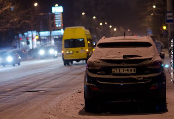 ... Уже несколько дней в Тбилиси и по всей Восточной Грузии идет снег. В Западной части страны было теплее, но теперь общий прогноз неутешительный. Как говорят синоптики, осадки и заморозки продлятся до конца недели по всей Грузии. Самым холодным днем ожидается 3 февраля. В столице в ночь на 1 февраля ударил мороз, продолжает сыпать мелкий снег, дороги стали подмерзать, машины вечером 31 января ехали очень медленно, никто не хотел рисковать. - Sputnik Грузия