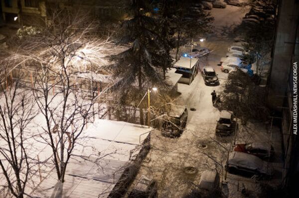 ... Уже несколько дней в Тбилиси и по всей Восточной Грузии идет снег. В Западной части страны было теплее, но теперь общий прогноз неутешительный. Как говорят синоптики, осадки и заморозки продлятся до конца недели по всей Грузии. Самым холодным днем ожидается 3 февраля. В столице в ночь на 1 февраля ударил мороз, продолжает сыпать мелкий снег, дороги стали подмерзать, машины вечером 31 января ехали очень медленно, никто не хотел рисковать. - Sputnik Грузия