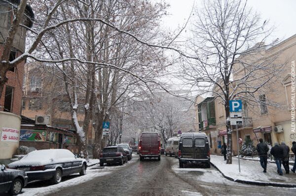 В середине января в Восточную Грузию и в Тбилиси пришла настоящая зима - со снегом и морозами. Снег, хоть и не сильный, идет практически каждый день. Наступившие заморозки также осложняют жизнь как в регионах, так и в столице Грузии. В Тбилиси при мэрии города создана специальная горячая линия по которой можно сообщить о проблемах, возникших в связи с непогодой. Возможно, виды города могут показаться жителям северных стран ничем особо не выдающимся, но зато для самих тбилиссцев такие картины не очень привычны, так как снег здесь считается скорее редким зимним явлением, чем правилом. - Sputnik Грузия