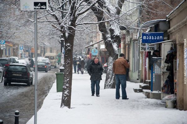 В середине января в Восточную Грузию и в Тбилиси пришла настоящая зима - со снегом и морозами. Снег, хоть и не сильный, идет практически каждый день. Наступившие заморозки также осложняют жизнь как в регионах, так и в столице Грузии. В Тбилиси при мэрии города создана специальная горячая линия по которой можно сообщить о проблемах, возникших в связи с непогодой. Возможно, виды города могут показаться жителям северных стран ничем особо не выдающимся, но зато для самих тбилиссцев такие картины не очень привычны, так как снег здесь считается скорее редким зимним явлением, чем правилом. - Sputnik Грузия