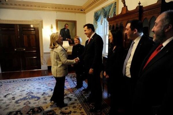 В ходе официального визита в США президент Грузии Михаил Саакашвили провел встречу с Госсекретарем США Хиллари Клинтон, где обсудил с ней актуальные вопросы сотрудничества двух стран и углубление партнерских взаимоотношений. Клинтон назвала Грузию ценным партнером для США. - Sputnik Грузия