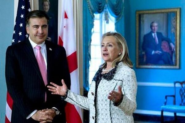 В ходе официального визита в США президент Грузии Михаил Саакашвили провел встречу с Госсекретарем США Хиллари Клинтон, где обсудил с ней актуальные вопросы сотрудничества двух стран и углубление партнерских взаимоотношений. Клинтон назвала Грузию ценным партнером для США. - Sputnik Грузия