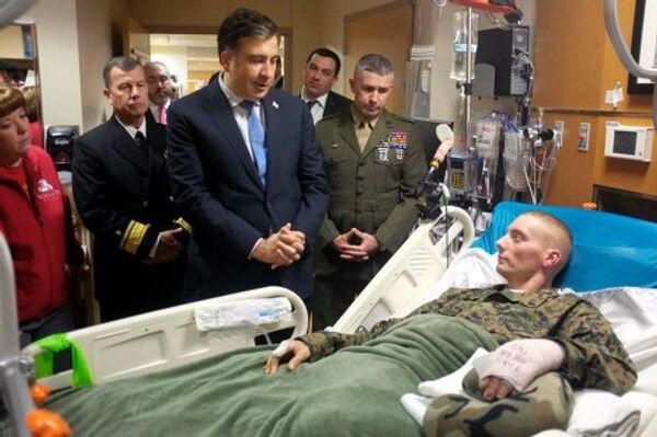 Саакашвили также вручил награды имени генерала Квиникадзе двум американским военным, которые вместе с грузинами служат в провинции Гильменд и проходят курс лечения в госпитале. - Sputnik Грузия