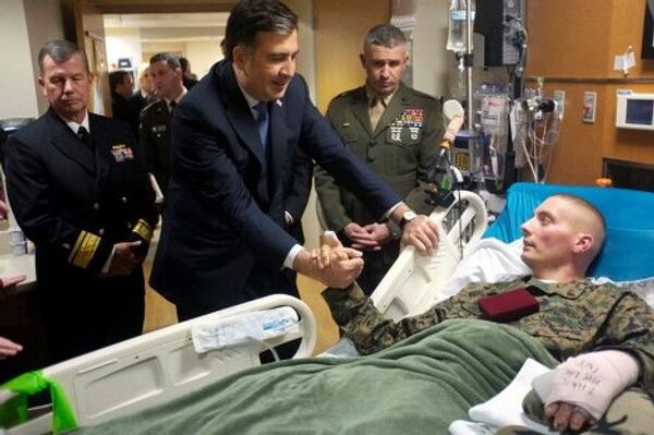 Саакашвили также вручил награды имени генерала Квиникадзе двум американским военным, которые вместе с грузинами служат в провинции Гильменд и проходят курс лечения в госпитале. - Sputnik Грузия