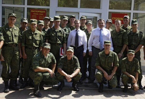8 августа 2010 г. президент РФ Дмитрий Медведев и министр обороны РФ Анатолий Сердюков (слева направо) с военнослужащими 7-й российской военной базы в Гудаута (Абхазия, оккупированный регион Грузии). - Sputnik Грузия
