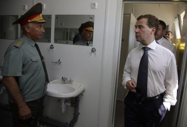 8 августа 2010 г. президент РФ Дмитрий Медведев во время посещения российской военной базы в Гудаута (Абхазия, оккупированный регион Грузии). - Sputnik Грузия