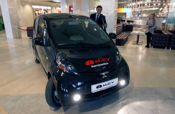 Первый официально продаваемый в РФ серийный электромобиль Mitsubisi i-MiEV, презентация которого прошла в Санкт-Петербурге. За рубежом цена автомобиля - примерно около 25 тысяч долларов. Начальная же цена на момент выпуска в 2009 году составляла 45 тысяч долларов. - Sputnik Грузия