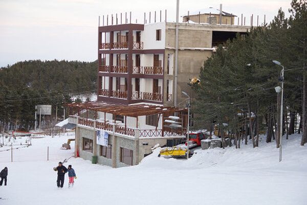 В селе Бетаниа (близ Тбилиси) нынешней зимой открылся новый горнолыжный курорт. Дорога туда на машине занимает 20 минут. Действуют на курорте пока две трассы - детская и любительская. Строится профессиональная лыжная трасса, которая откроется уже к будущей зиме. Тут же возводят кафе, ресторанчики и гостиницы. Эта новая зона отдыха уже пользуется большим спросом у тбилисцев. Говорят, в выходные дни тут буквально не протолкнуться. Вдоль трассы установлено специальное освещение, так что кататься на лыжах тут можно круглосуточно. - Sputnik Грузия