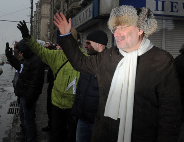 Писатель Борис Акунин принимает участие в акции За честные выборы, которая проходит на внутренней части Садового кольца. - Sputnik Грузия