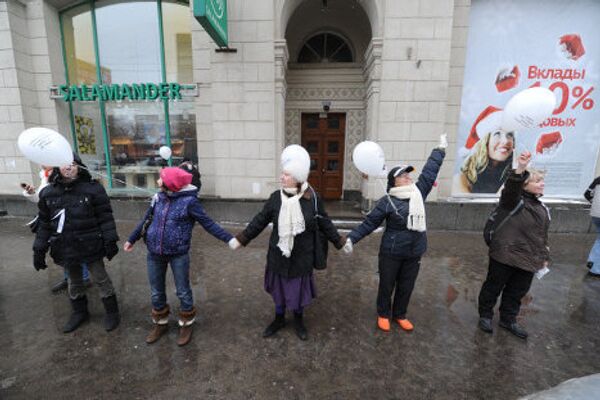 Участники акции За честные выборы , которая проходит на внутренней части Садового кольца, держатся за руки, образуя Живое кольцо. - Sputnik Грузия