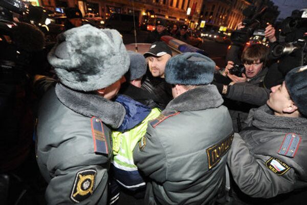 Сотрудники правоохранительных органов задерживают активиста РосАгита Вадима Коровина на Пушкинской площади. На фоне ожидающихся многотысячных акций оппозиции после президентских выборов активисты проекта Алексея Навального РосАгит собирались на Пушкинской площади начать выдачу палаток, приспособленных для городских условий. Сотрудники правоохранительных органов задерживают активиста РосАгита Вадима Коровина на Пушкинской площади. На фоне ожидающихся многотысячных акций оппозиции после президентских выборов активисты проекта Алексея Навального РосАгит собирались на Пушкинской площади начать выдачу палаток, приспособленных для городских условий. - Sputnik Грузия
