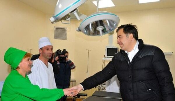 Президент Грузии Михаил Саакашвили 5 марта открыл новую многопрофильную больницу в райцентре Ахметского района, в регионе Кахети (Восточная Грузия). - Sputnik Грузия