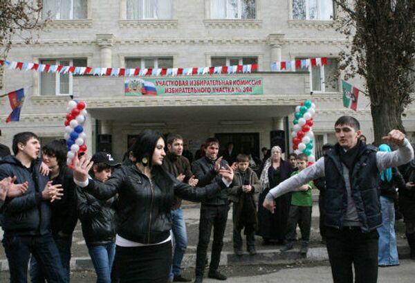 Так в Чечне, в Грозном молодежь танцевала в день выборов президентских выборов в РФ 4 марта перед избирательным участком. По традиции, северокавказские республики обеспечили высокую явку избирателей, при этом более 90 процентов голосовали за Путина. - Sputnik Грузия