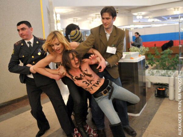 Активистки украинского движения FEMEN регулярно проводят акции протеста не только на Украине, но и по всему миру. Их фирменным стилем является то, что они всегда, в любую погоду и при любых обстоятельствах, появляются топлесс. Тринадцатого февраля украинские феминистки провели топлесс-акцию перед штаб-квартирой Газпрома в Москве. Одну участницу акции задержали сотрудники московской милиции, но впоследствии отпустили. - Sputnik Грузия