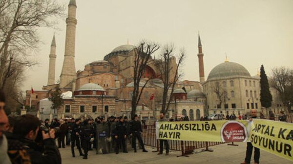 Как заявляет FEMEN, их акцию также пикетировали турецкие исламисты, с заранее отпечатанными плакатами.  - Sputnik Грузия