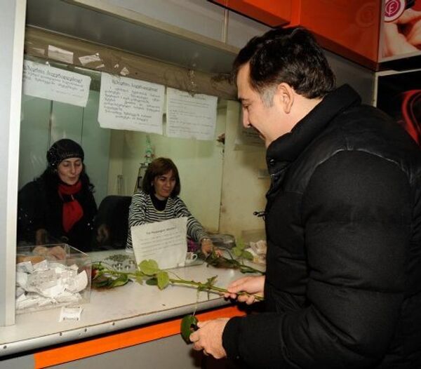 Президент Грузии Михаил Саакашвили в Международный женский день 8 марта, поздравил с праздником женщин в тбилисском метро и подарил им красные розы. Саакашвили сел в поезд на станции метро Варкетили, и так доехал до работы, по пути одаривая всех женщин цветами. В этот же день на странице в Facebook Саакашвили сделал заявление о том, что как президент страны он объявляет все 365 дней в году женскими праздниками.  - Sputnik Грузия