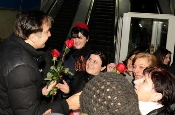 Президент Грузии Михаил Саакашвили в Международный женский день 8 марта, поздравил с праздником женщин в тбилисском метро и подарил им красные розы. Саакашвили сел в поезд на станции метро Варкетили, и так доехал до работы, по пути одаривая всех женщин цветами. В этот же день на странице в Facebook Саакашвили сделал заявление о том, что как президент страны он объявляет все 365 дней в году женскими праздниками.  - Sputnik Грузия