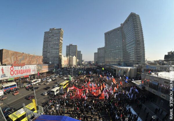 В субботу 10 марта в Москве на Новом Арбате прошла вторая уже по счету после российских выборов акция протеста оппозиции За честные выборы. Участвовало в ней по разным данным, от 10 до 25 тысяч человек. Лозунги протестующих были прежними - отмена итогов выборов и новая власть в стране. - Sputnik Грузия