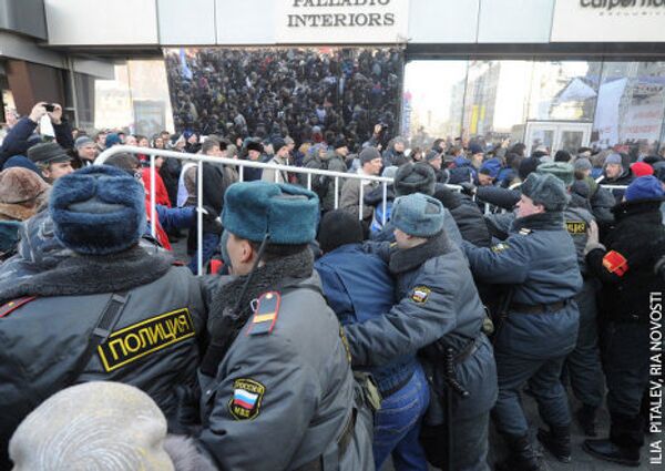 В субботу 10 марта в Москве на Новом Арбате прошла вторая уже по счету после российских выборов акция протеста оппозиции За честные выборы. Участвовало в ней по разным данным, от 10 до 25 тысяч человек. Лозунги протестующих были прежними - отмена итогов выборов и новая власть в стране. - Sputnik Грузия