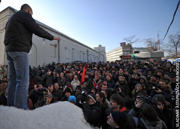 Координатор Левого фронта Сергей Удальцов был задержан в субботу 10 марта после митинга оппозиции на Новом Арбате в Москве, у станции метро Арбатская после того, как с группой своих сторонников пытался пройти на Пушкинскую площадь. Вечером в тот же день сам Удальцов сообщил, что вышел на свободу, на него был составлен протокол по статье 19.3 КоАП (неповиновение законному распоряжению сотрудника полиции), сообщило РИА Новости. - Sputnik Грузия