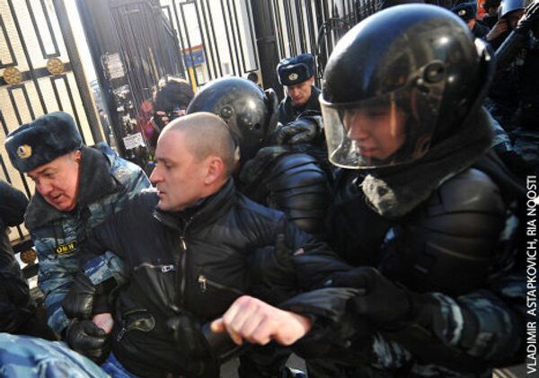 Координатор Левого фронта Сергей Удальцов был задержан в субботу 10 марта после митинга оппозиции на Новом Арбате в Москве, у станции метро Арбатская после того, как с группой своих сторонников пытался пройти на Пушкинскую площадь. Вечером в тот же день сам Удальцов сообщил, что вышел на свободу, на него был составлен протокол по статье 19.3 КоАП (неповиновение законному распоряжению сотрудника полиции), сообщило РИА Новости. - Sputnik Грузия