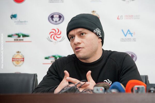 В свою очередь капитан команды Ираклий Абусеридзе пообещал сделать все возможное для победы, и тоже призвал болельщиков быть сдержанными. Я очень рад, что игра состоится в Тбилиси, такого матча тут долго не было. Игра эта очень важна для нас, и для каждого грузина. И мы сделаем все возможное, чтобы порадовать нашу страну и наших болельщиков... Отдельно хочу попросить болельщиков проявить уважение к нашим соперникам, - сказал Ираклий Абусеридзе. В свою очередь капитан команды Ираклий Абусеридзе пообещал сделать все возможное для победы, и тоже призвал болельщиков быть сдержанными. Я очень рад, что игра состоится в Тбилиси, такого матча тут долго не было. Игра эта очень важна для нас, и для каждого грузина. И мы сделаем все возможное, чтобы порадовать нашу страну и наших болельщиков... Отдельно хочу попросить болельщиков проявить уважение к нашим соперникам, - сказал Ираклий Абусеридзе. - Sputnik Грузия