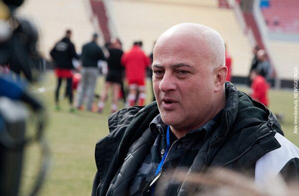 К тому, чтобы болельщики были более корректными и сдержанными во время игры по отношению к российским игрокам, также призвал президент Союза регби Грузии Гия Нижарадзе. Не забывайте, что российские регбисты являются друзьями грузинских регбистов. Не будем нарушать традицию регби и не будем их оскорблять, - сказал он. К тому, чтобы болельщики были более корректными и сдержанными во время игры по отношению к российским игрокам, также призвал президент Союза регби Грузии Гия Нижарадзе. Не забывайте, что российские регбисты являются друзьями грузинских регбистов. Не будем нарушать традицию регби и не будем их оскорблять, - сказал он. - Sputnik Грузия