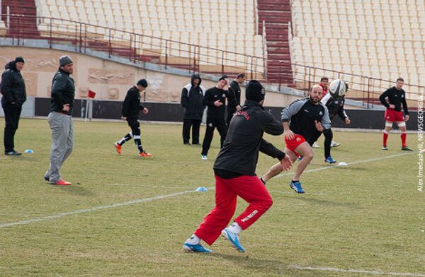 Грузинские регбисты отрабатывают пасы на тренировке перед игрой со сборной России. Грузинские регбисты отрабатывают пасы на тренировке перед игрой со сборной России. - Sputnik Грузия