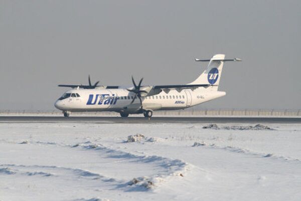 Самолет ATR-72 компании UTair перед взлетом в аэропорту Толмачёво Новосибирска. Однотипный самолет, выполнявший рейс Тюмень-Сургут, разбился в понедельник при взлете из аэропорта Тюмени. - Sputnik Грузия
