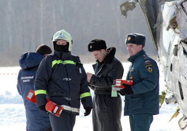 Сотрудники МЧС РФ ведут спасательные работы на месте крушения самолета ATR-72 под Тюменью. Самолет ATR-72 авиакомпании ЮТэйр, выполнявший рейс Тюмень - Сургут, упал в понедельник при взлете из аэропорта Тюмени. - Sputnik Грузия