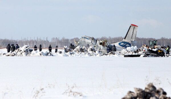 Сотрудники МЧС РФ ведут спасательные работы на месте крушения самолета ATR-72 под Тюменью. Самолет ATR-72 авиакомпании ЮТэйр, выполнявший рейс Тюмень - Сургут, упал в понедельник при взлете из аэропорта Тюмени. - Sputnik Грузия