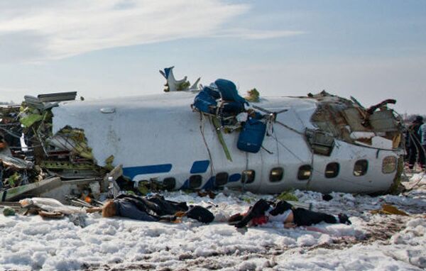 Самолет ATR-72 авиакомпании ЮТэйр, выполнявший рейс Тюмень - Сургут, упал 2 апреля при взлете из аэропорта Тюмени. На борту находились 43 человека - 39 пассажиров и четверо членов экипажа. Погиб 31 человек, 12 получили ранения. - Sputnik Грузия