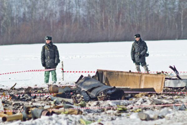 Сотрудники МЧС РФ ведут спасательные работы на месте крушения самолета ATR-72 под Тюменью. Самолет ATR-72 авиакомпании ЮТэйр, выполнявший рейс Тюмень - Сургут, упал в понедельник при взлете из аэропорта Тюмени. - Sputnik Грузия